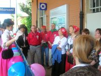 Il coro in costume attende il treno a vapore alla stazione di Sasso Marconi